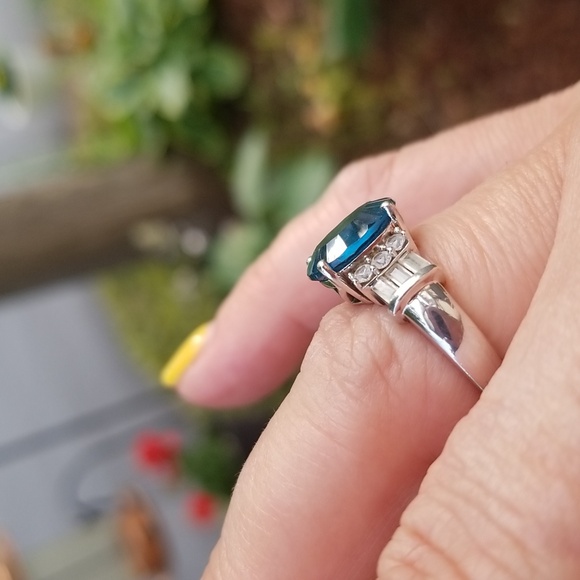 Beautiful Blue and White Topaz Ring. - Picture 2 of 4